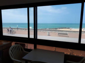 FACE à LA PLAGE CENTRALE POUR CET AGRÉABLE T2